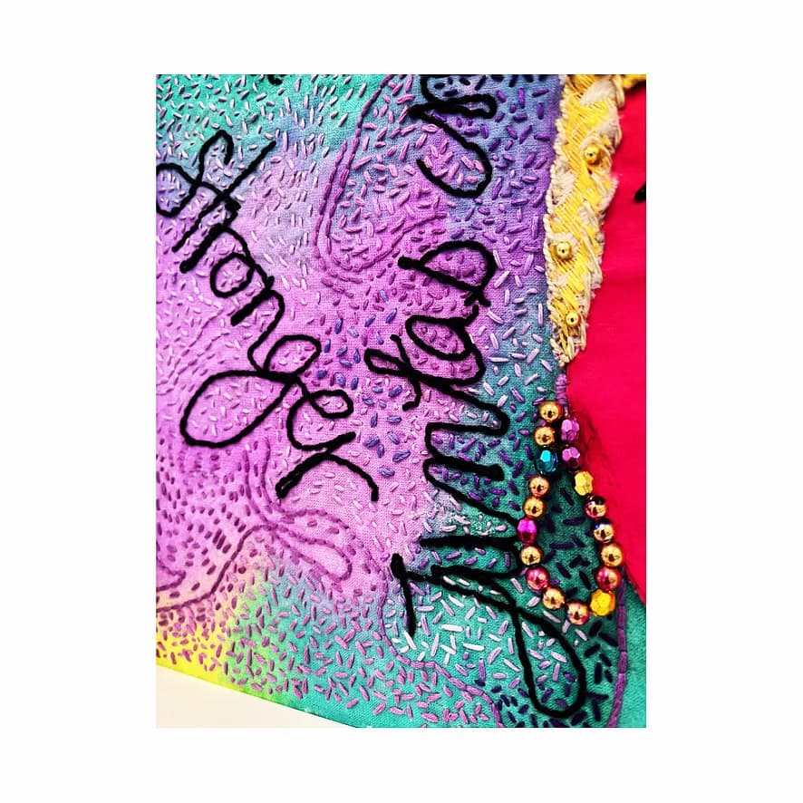 Entdecke das Sticken neu! Experimenteles Sticken mit Claudia A. Cruz
